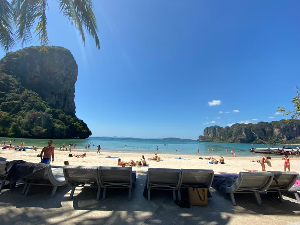 Strand og kalksteinsklipper i Krabi