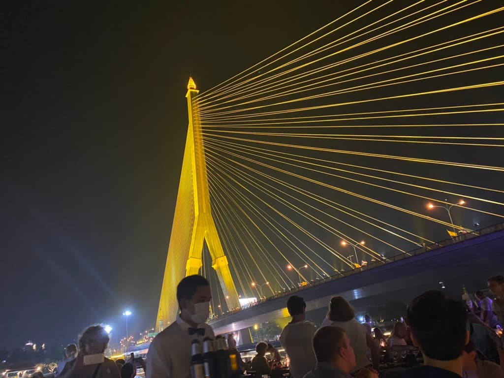 Rama VIII-broen i Bangkok om kvelden