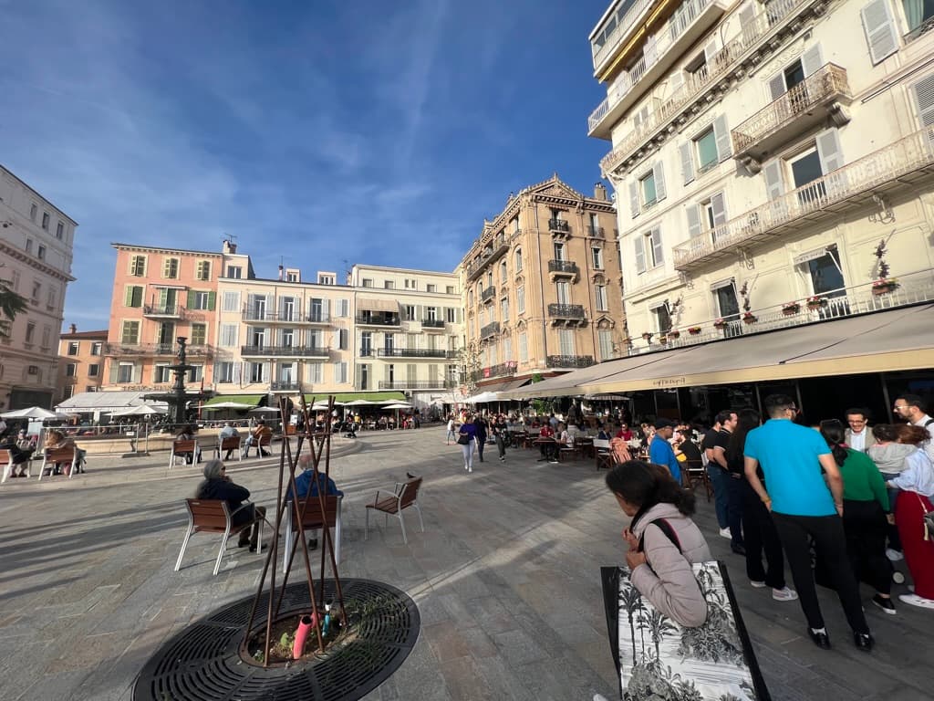 Byliv og uteserveringer i Cannes