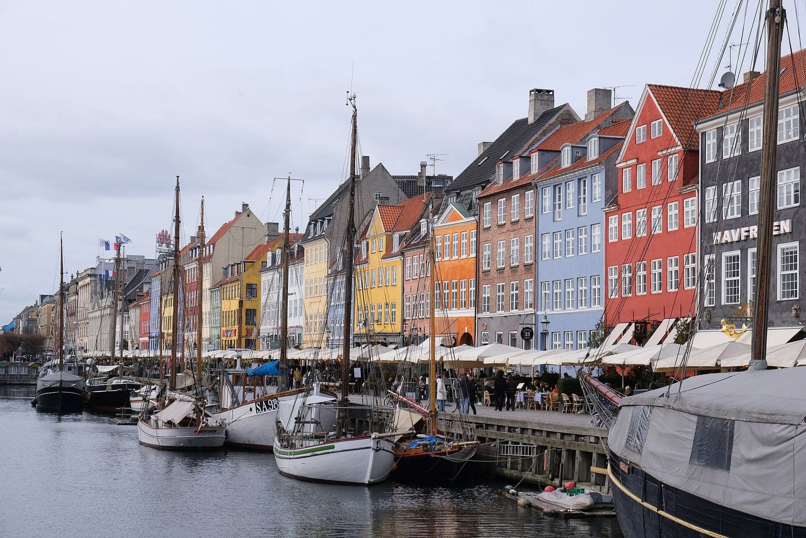 Fargerike hus og båter i Nyhavn i København