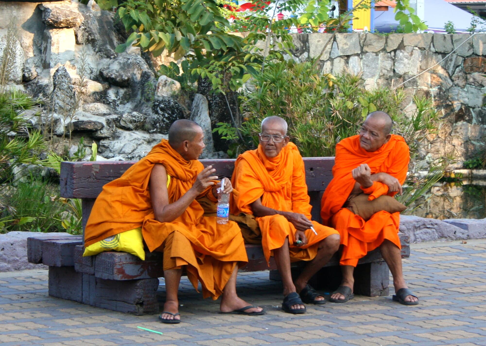 Buddhistmunker ved Hua Hin jernbanestasjon