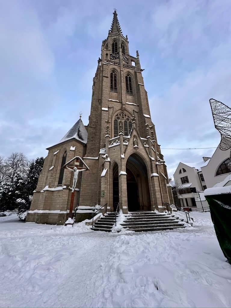 Vinterdag ved en kirke i Katowice