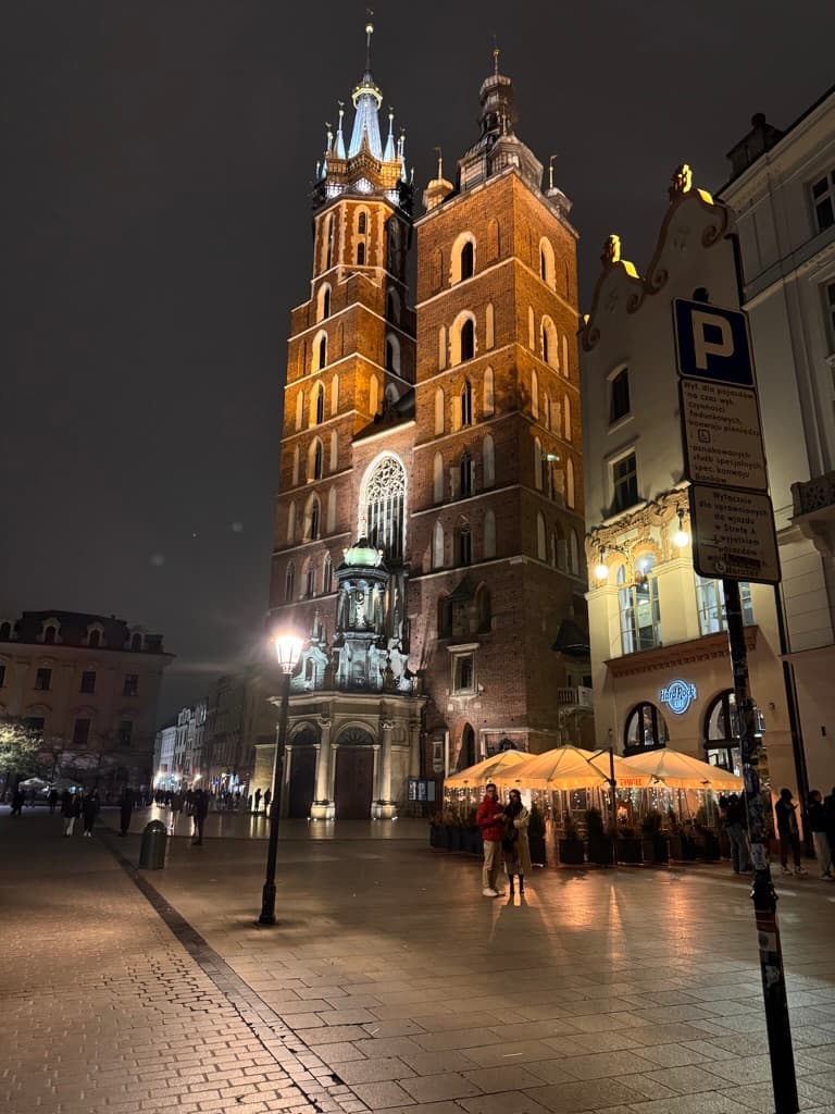 Mariakirken i Krakow om kvelden