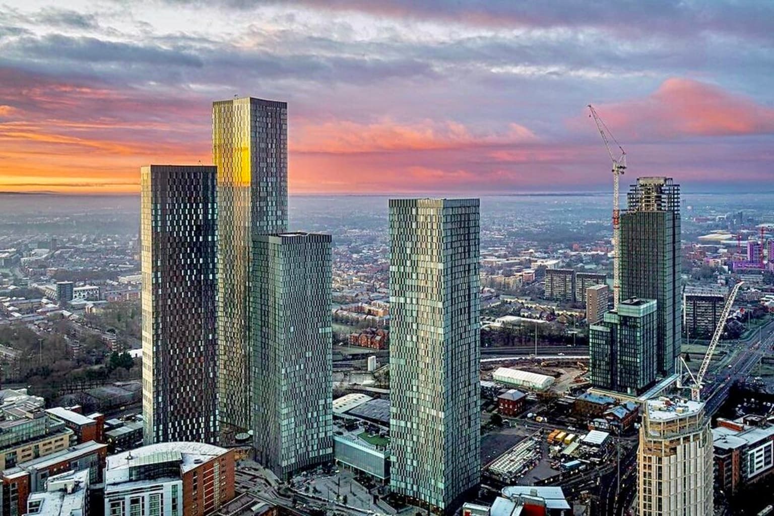 Deansgate Square og Elizabeth Tower i Manchester ved solnedgang