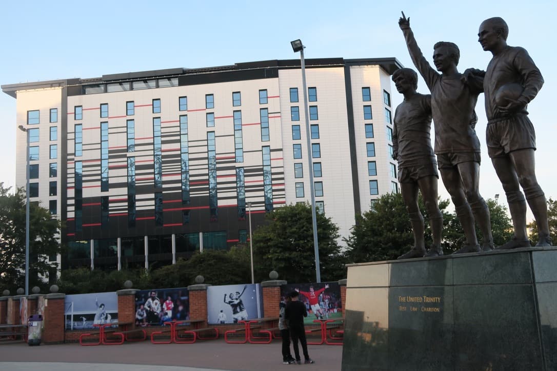 United Trinity-statuen ved Old Trafford