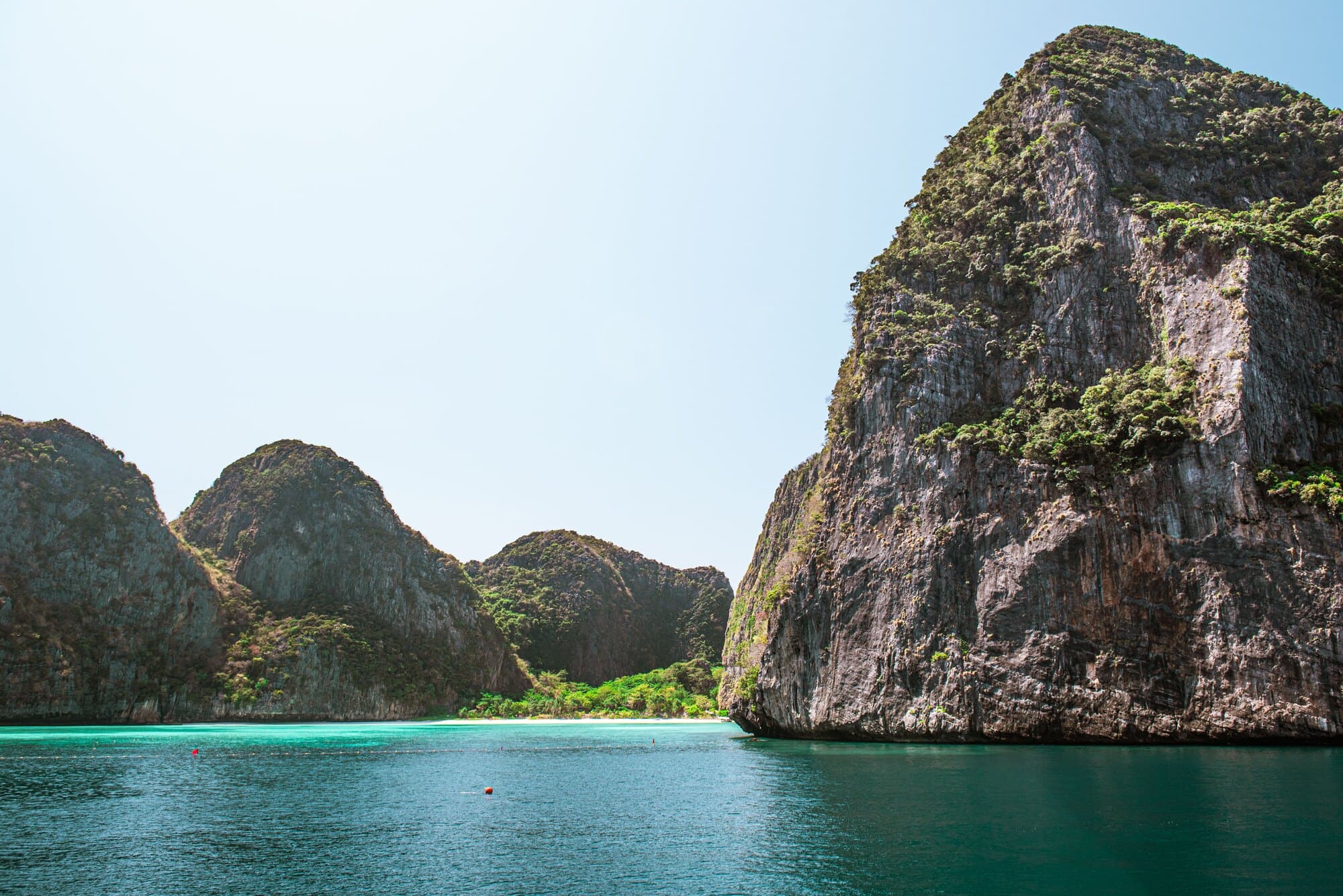 Kalksteinsklipper ved Maya Bay på Phi Phi Leh