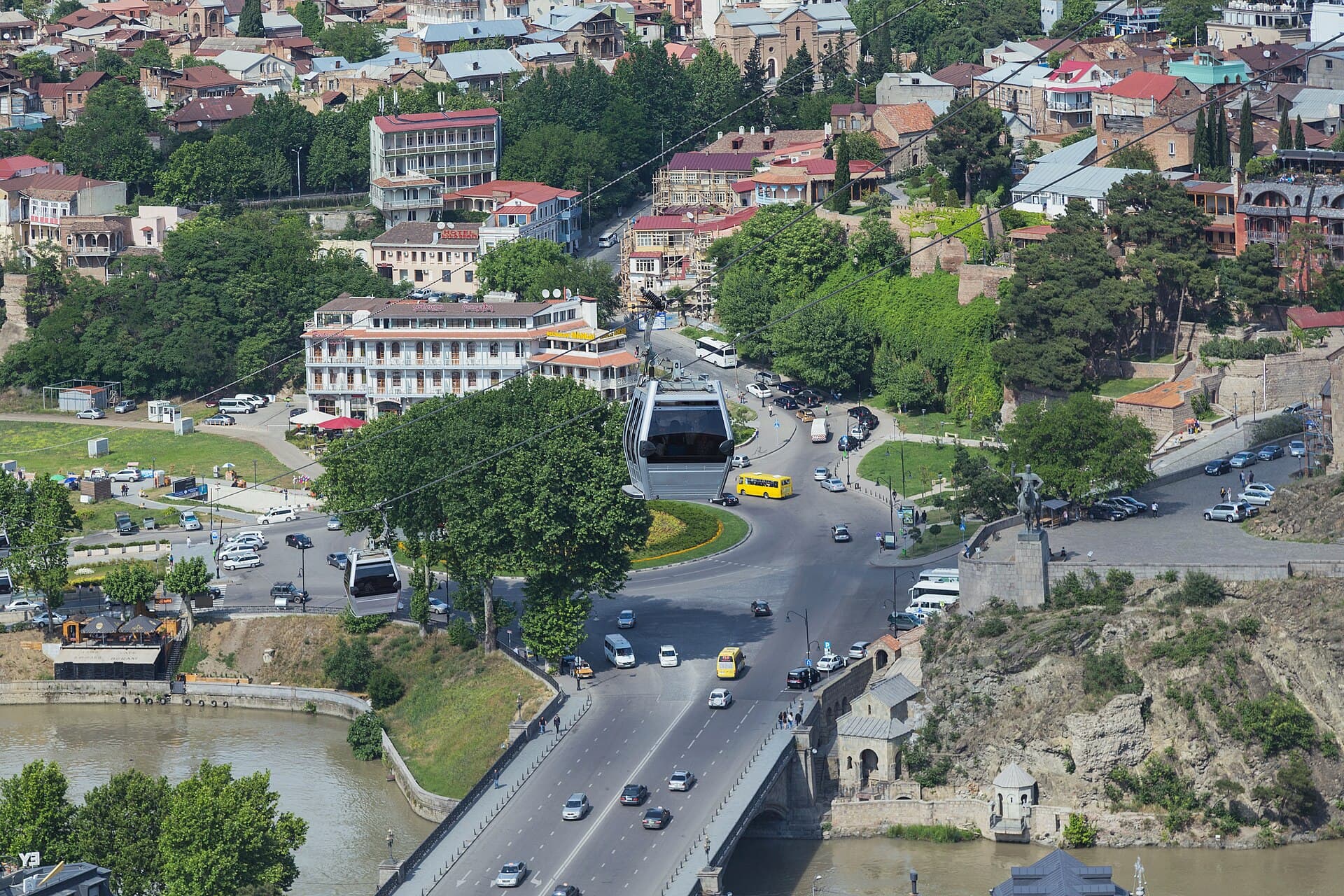 Taubanen og gamle Tbilisi sett fra Narikala