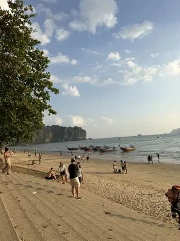 Ao Nang Beach med longtailbåter og kalksteinsklipper