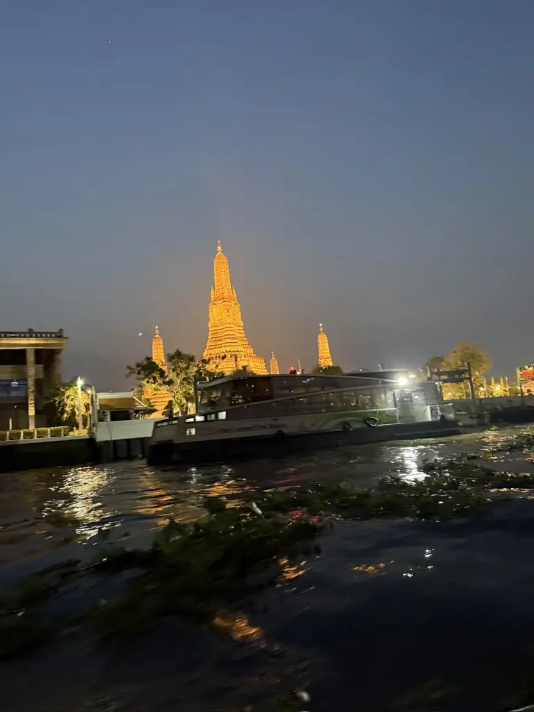 Wat Arun opplyst ved Chao Phraya-elven i Bangkok