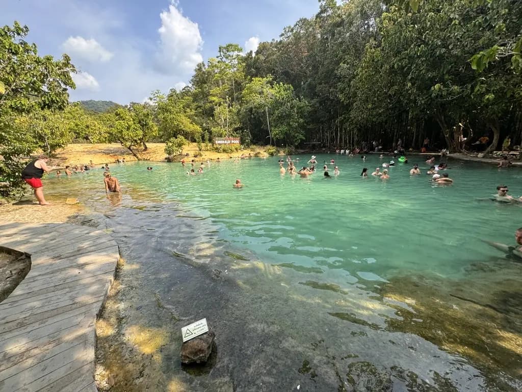 Det turkise naturbassenget Emerald Pool i Krabi