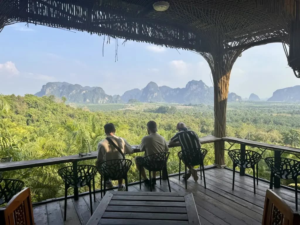 Utsikt over kalksteinsfjellene fra Khaothong Hill i Krabi