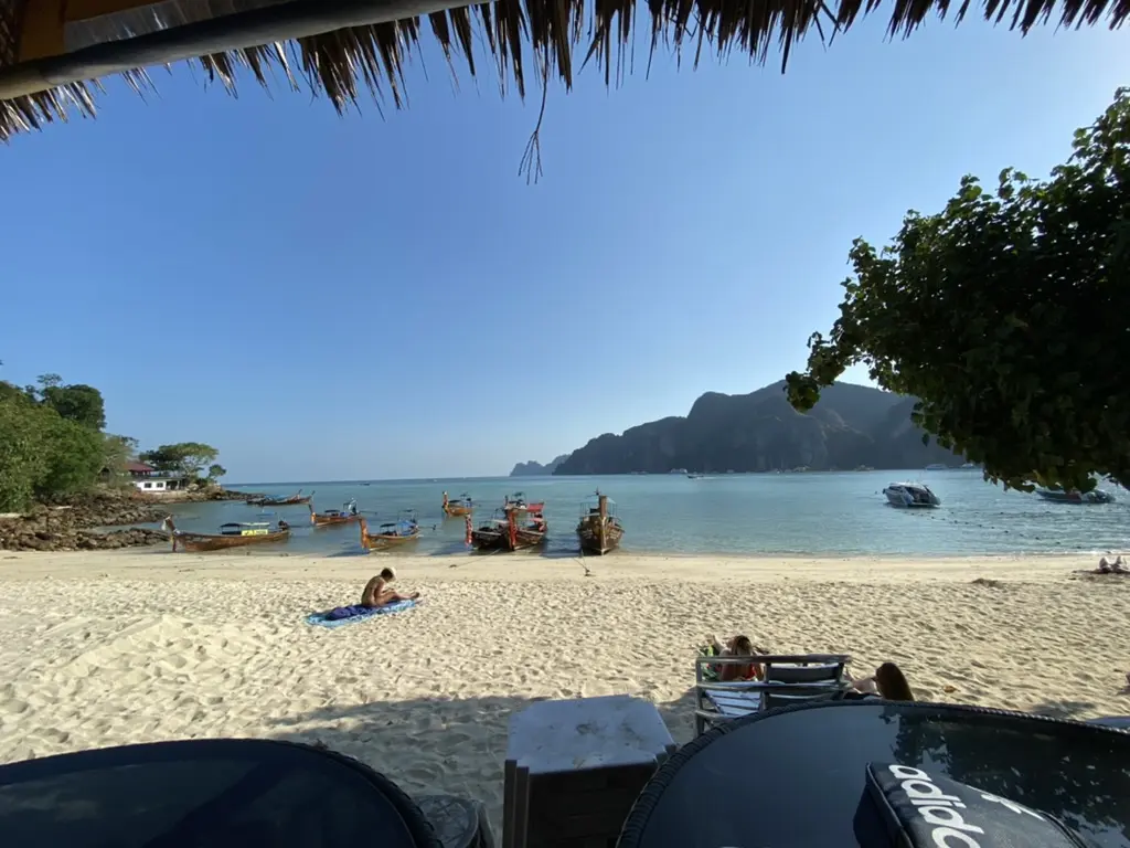 Strand og longtailbåter ved Phi Phi-øyene