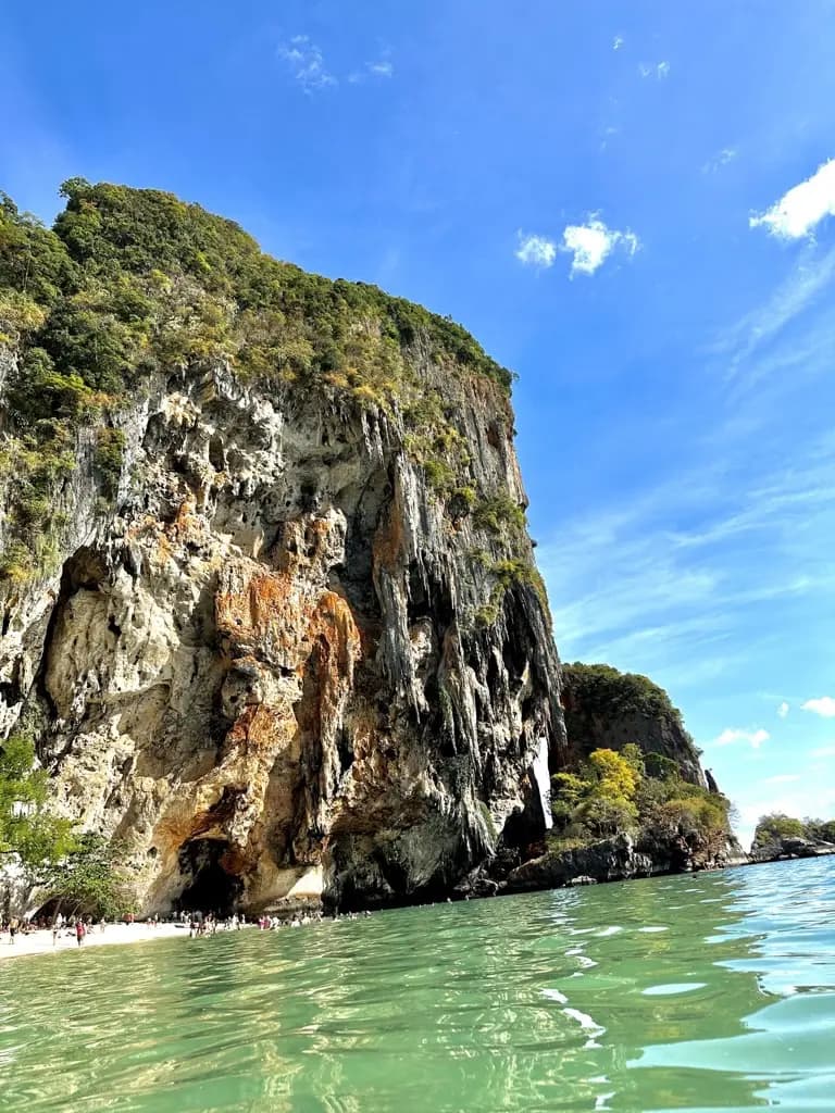 Dramatiske kalksteinsklipper ved Railay Beach i Krabi