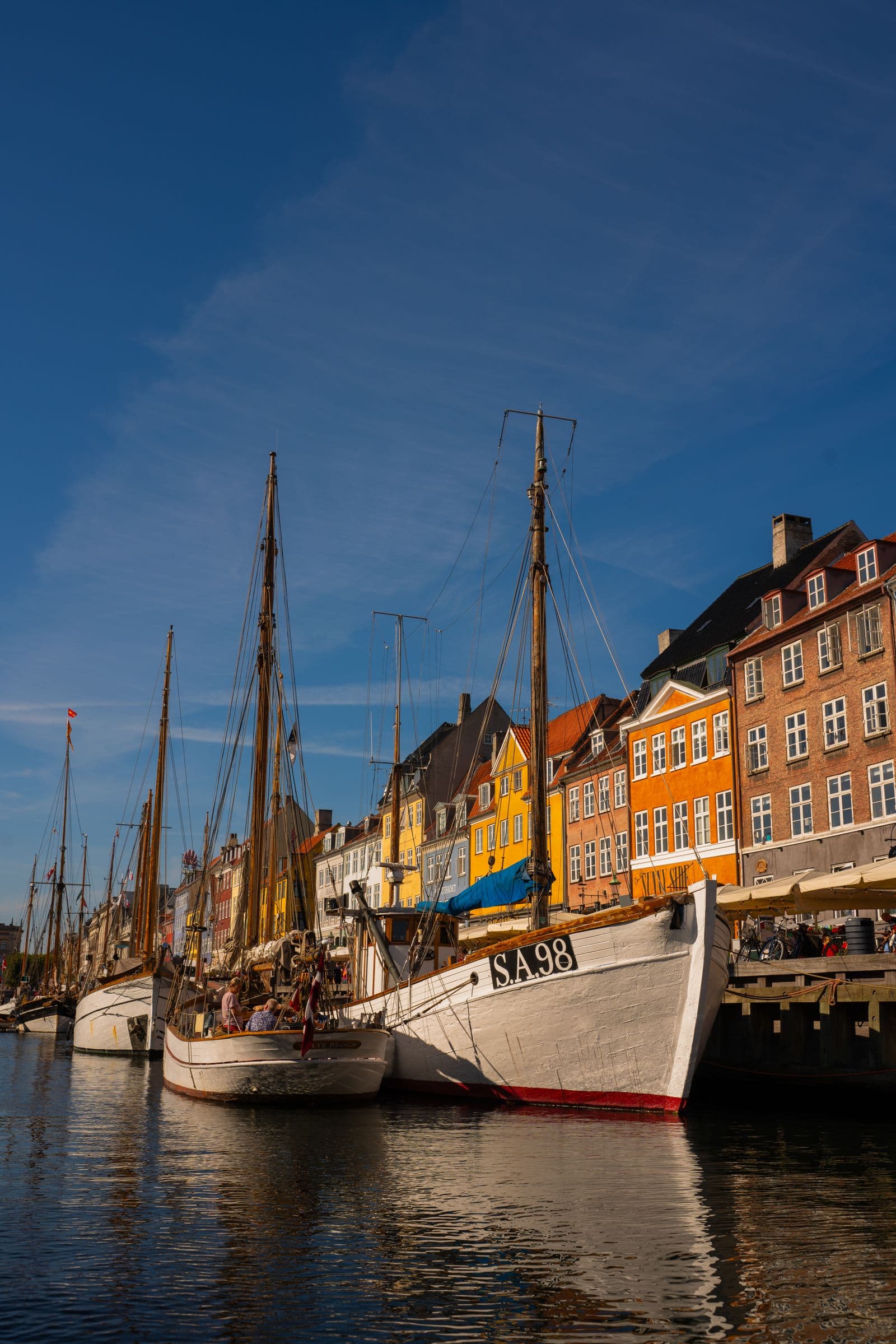 Fargerike hus og seilbåter langs Nyhavn i København